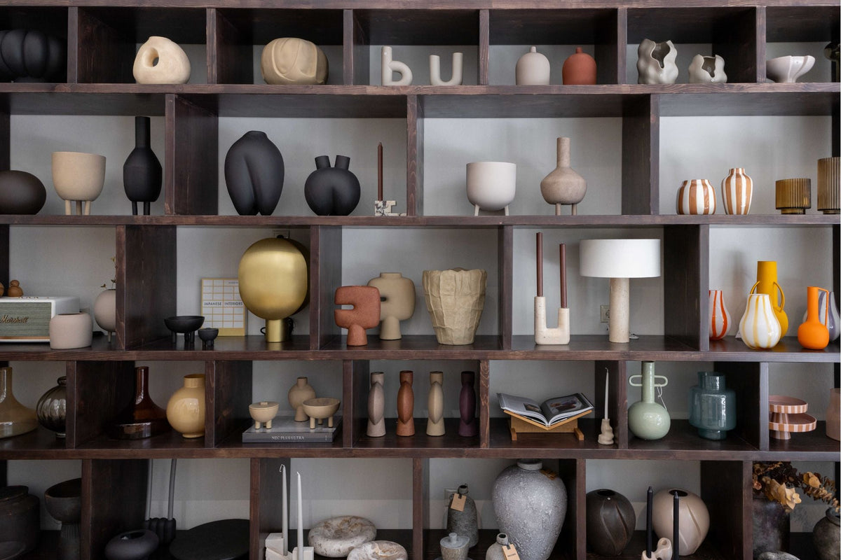 Πανοραμική σύνθεση του showroom Hintsdeco με έπιπλα και διακοσμητικά