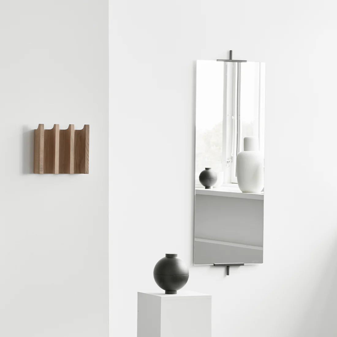 KRISTINA DAM studio Διακοσμητικo Δοχείο Διακοσμητικό Δοχείο Με Αποθηκευτικό Χώρο Sphere Box - Δρυς Μαύρο Ø12 x H15 cm KRISTINA DAM studio