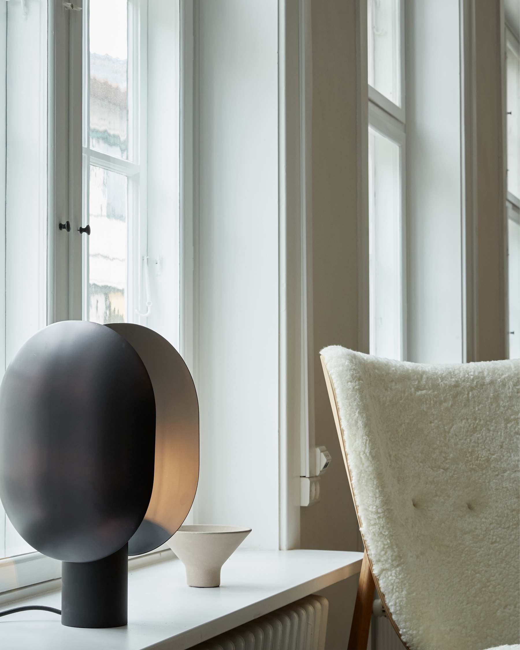 101 COPENHAGEN Επιτραπέζιο φωτιστικό Επιτραπέζιο Φωτιστικό - Πορτατίφ Clam - Μεταλλικό Burned Black H43,5 x W15 x L30 cm 101 COPENHAGEN
