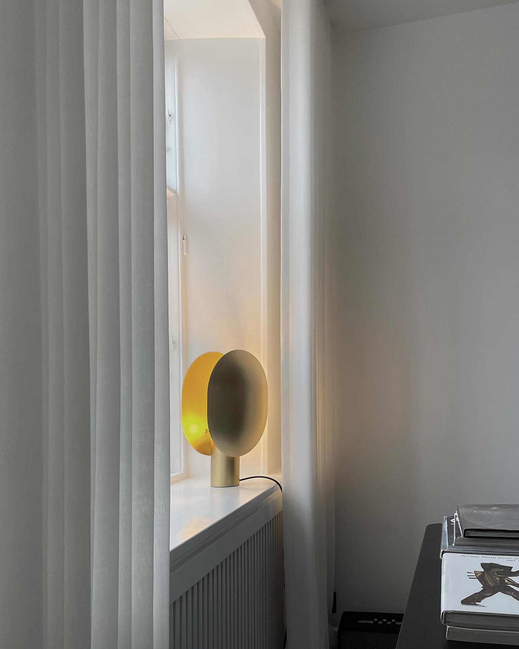 101 COPENHAGEN Επιτραπέζιο φωτιστικό Επιτραπέζιο Φωτιστικό - Πορτατίφ Clam - Μεταλλικό Χρυσό H43,5 x W15 x L30 cm 101 COPENHAGEN