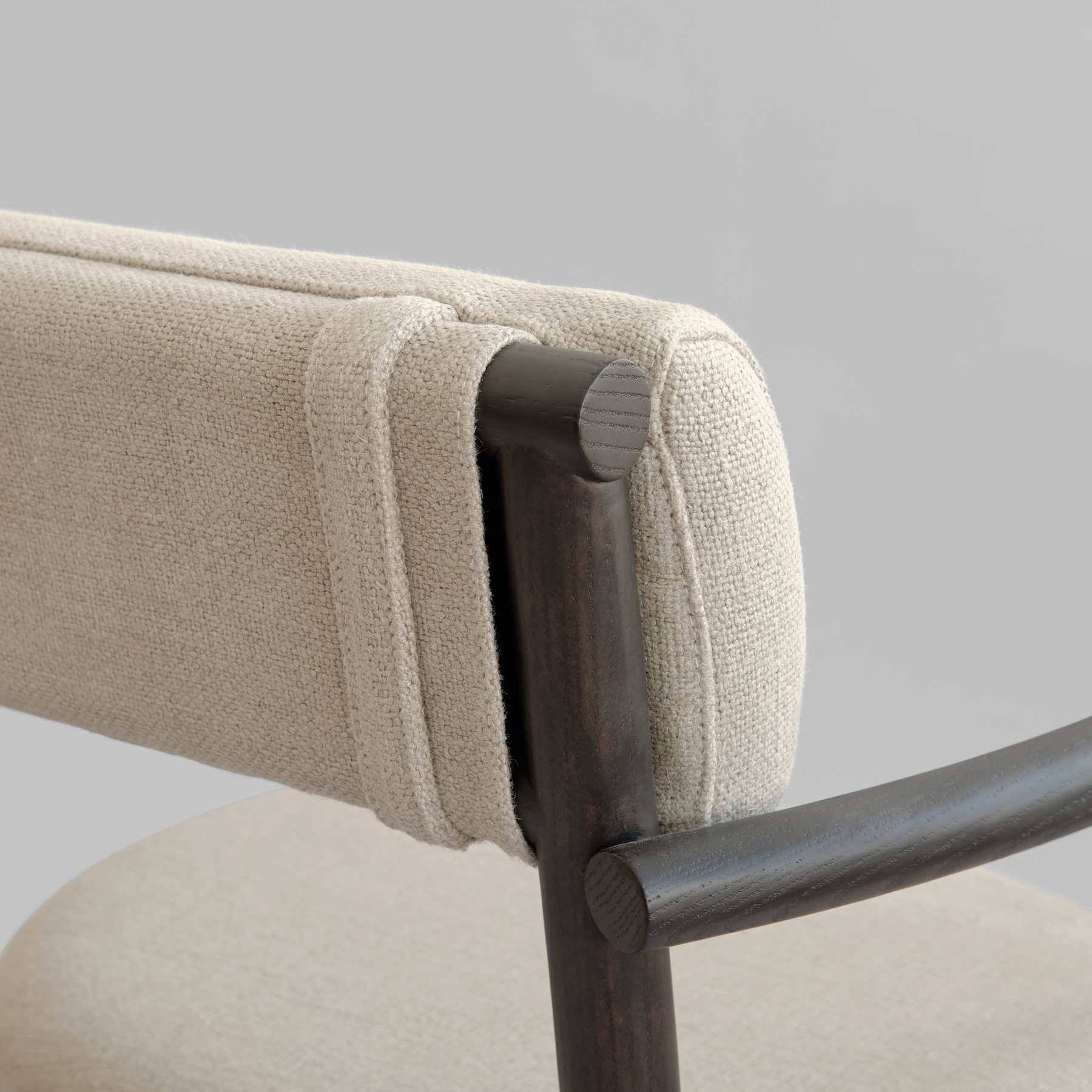 Καρέκλα Τραπεζαρίας Με Μπράτσα Namα - Δρυς Coffee Black Μπεζ Λινό Ύφασμα H79,5 x W54 x L58 cm 101 COPENHAGEN