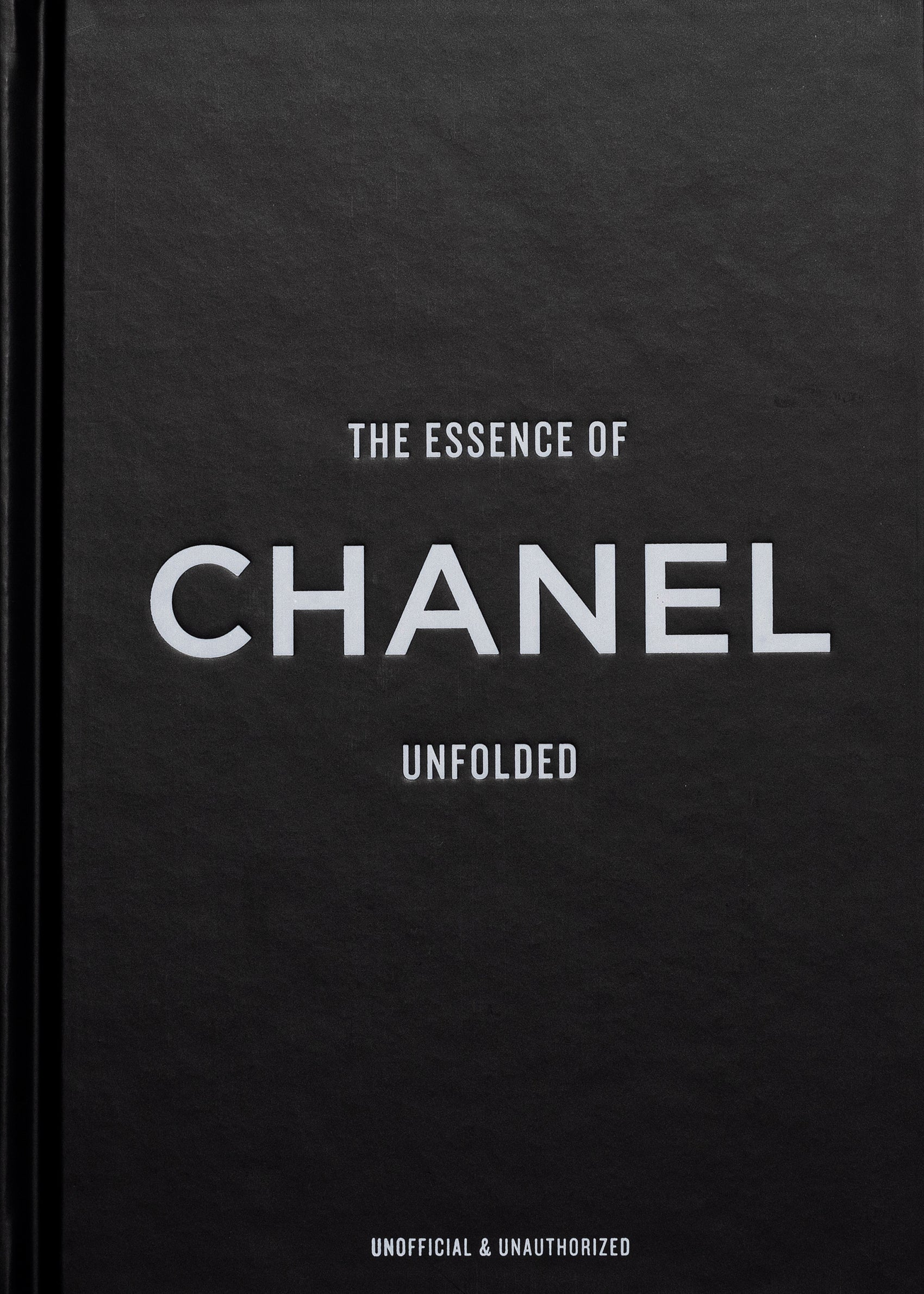 Hintsdeco Books Βιβλίο Τέχνης Βιβλίο Τέχνης The Essence of Chanel Μαύρο 14.5 x 1.5 x 21.5 cm Hintsdeco