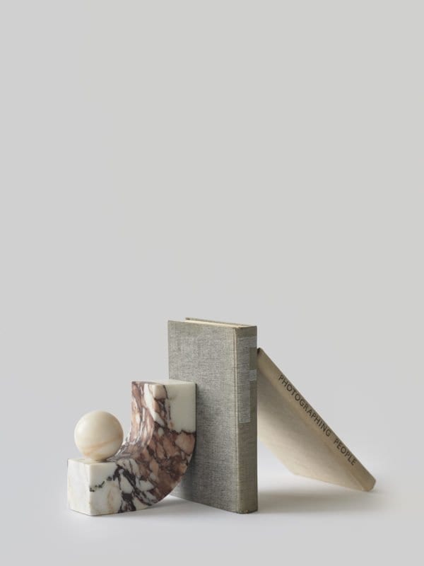 Hintsdeco Books Βιβλιοστάτης Βιβλιοστάτης Equi Μάρμαρινός (Calacatta) Άσπρο/Μαύρο/Καφέ 15×6×15 cm Hintsdeco